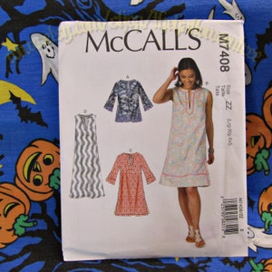Op de afbeelding: Naai-patroon McCall's M7408 maat ZZ (Lrg-Xlg-Xxl) voor een mouwloze jurk met een V-hals en een tuniek met korte mouwen en een V-hals. Het patroon bevat vier verschillende stijlen.
