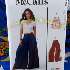 Peut inclure: Patron de couture McCall's M8292. L'image présente une femme en haut blanc et pantalon palazzo bleu. Le patron comprend des illustrations d'une jupe et d'un pantalon palazzo. La gamme de tailles est F5 (16-18-20-22-24). Conçu et imprimé aux États-Unis.