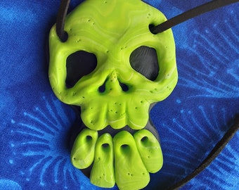 Pendentif tête de mort lumineux en pâte polymère Collier unique fait main en son genre