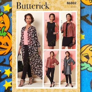 Peut inclure: Un patron de couture pour vêtements féminins, présentant quatre styles différents. Le patron est de Butterick et porte le numéro B6802. Les styles comprennent une longue veste en tissu floral noir et blanc, une robe noire sans manches, une veste en tissu à carreaux rouge et noir et une veste argentée.