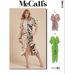 Peut inclure: Patron de couture McCall's M8413. L'image montre une femme portant une robe colorée à motifs. La robe a un col en V, des manches courtes et un design froncé. Le patron comprend également des illustrations de deux autres styles de robes.