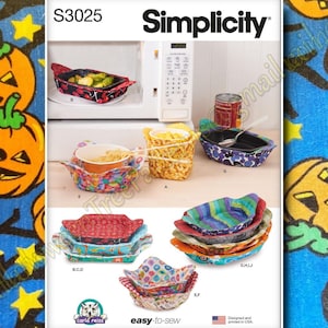 Peut inclure: Patron de couture Simplicity S3025 pour des maniques de bols pour micro-ondes faciles à coudre. Le patron présente divers modèles de bols colorés, avec des exemples montrant des aliments. Conçu et imprimé aux États-Unis.
