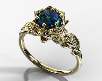 Anillo de compromiso con flor de ópalo negro en oro amarillo