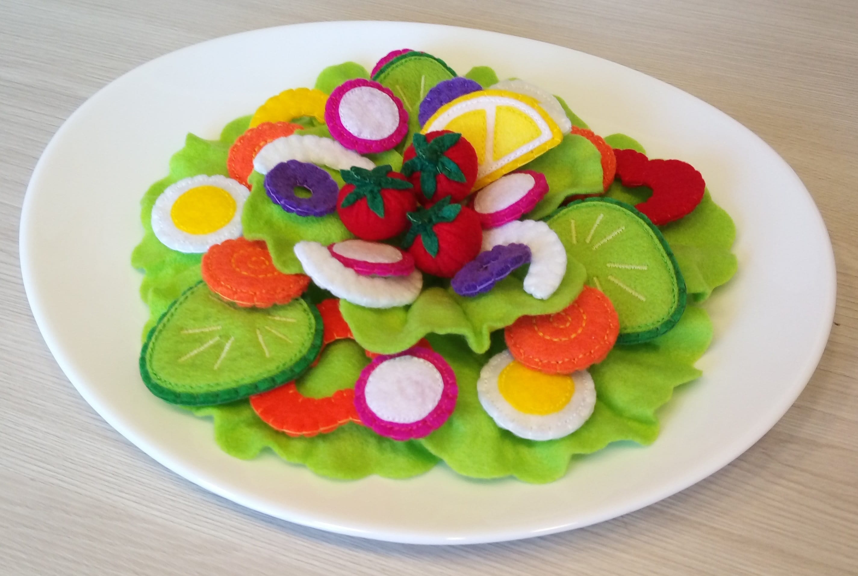 フェルトの野菜サラダ。フェルトの野菜。フェルトのサラダ。子供