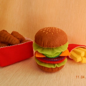 Set de hamburguesas de fieltro. Hamburguesa con papas fritas y nuggets de pollo - juego de comida set. Hamburguesa de fieltro. Comida de fieltro.