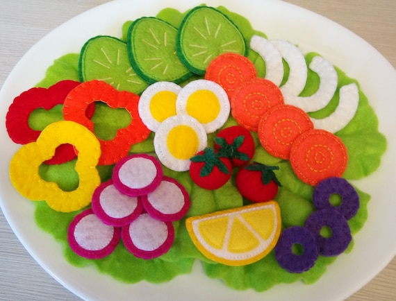 フェルトの野菜サラダ。フェルトの野菜。フェルトのサラダ。子供のため