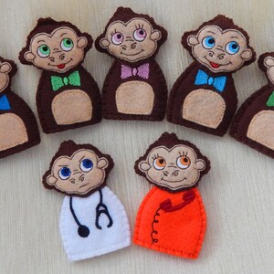 Puede incluir: Conjunto de ocho marionetas de dedo de fieltro con monos con diferentes expresiones y accesorios, incluyendo un m&eacute;dico, una operadora telef&oacute;nica y monos con pajaritas de varios colores.
