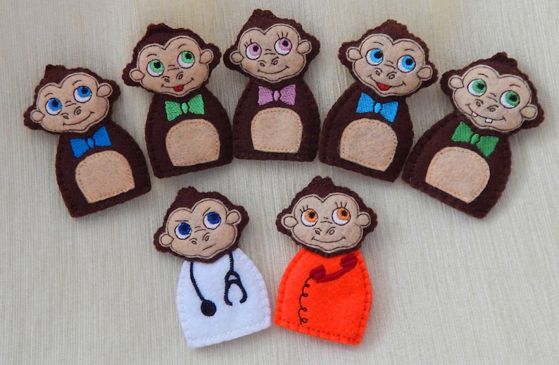 Puede incluir: Conjunto de ocho marionetas de dedo de fieltro con monos con diferentes expresiones y accesorios, incluyendo un m&eacute;dico, una operadora telef&oacute;nica y monos con pajaritas de varios colores.