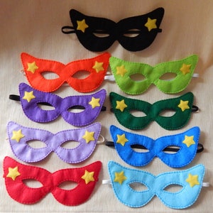 Máscara de super-herói com estrelas. Máscara de super-herói. Máscara de super-herói de feltro. Máscara de Halloween. Máscara de festa.