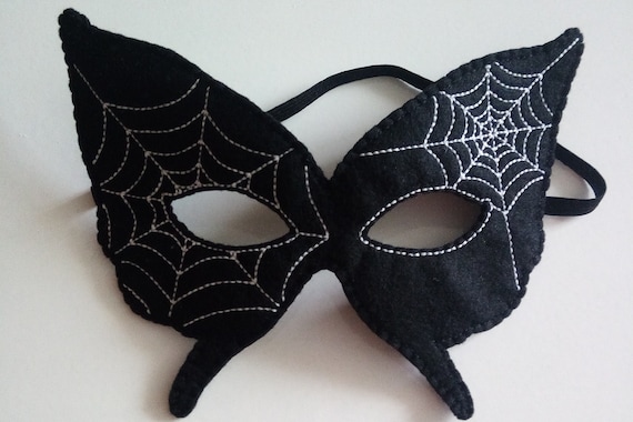 Máscara de fieltro negro. Máscara en forma de mariposa. Máscara negra con  red de araña bordada. Máscara de Halloween. Máscara de fiesta. -  México