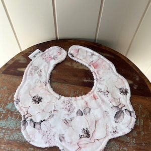 Dribble bib, floral, scalloped bib