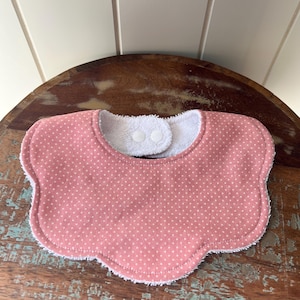 Dribble bib, pink with white dots, scalloped bib