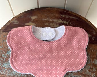 Dribble bib, pink with white dots, scalloped bib