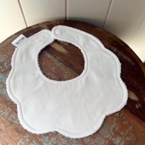 Dribble bib, white, scalloped bib
