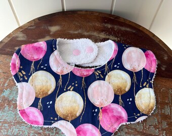 Dribble bib, pink and gold balloons, scalloped bib