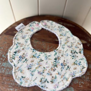 Dribble bib, floral, scalloped bib