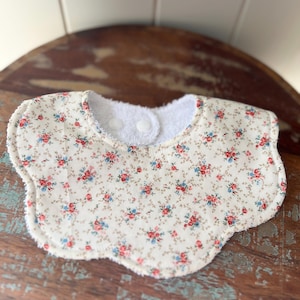 Dribble bib, mini florals, scalloped bib