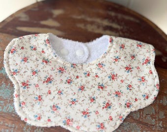 Dribble bib, mini florals, scalloped bib