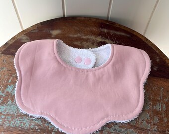 Dribble bib, pink, scalloped bib