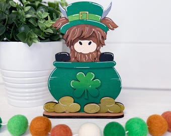 St. Patrick's Day decoratie hooglandkoe | Pot met goud, handgemaakt hout