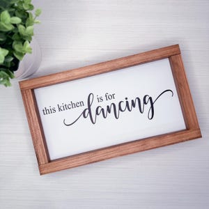 Deze keuken is voor een dansend houten bord | Boerderij keukendecor, humoristisch huisaccent