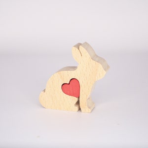 Häschenverzierung mit personalisiertem Liebesherz, hölzerne Häschenstatue, Gedenkgeschenk, Muttertagsgeschenk, Osterkorbgeschenk für Kinder