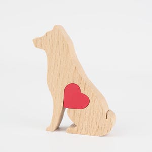 Akita-beeldje met gepersonaliseerd liefdeshart, Akita Inu-eigenaar gedenkteken, cadeau voor hondenverlies, houten bruidstaarttopper aangepast ras