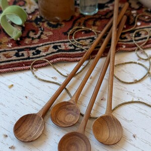 Set mit 4 neuen Teakholz Designer Rührtisch Scape Löffeln / langen hölzernen Babylöffeln / dünnen Demitasse, ausgefallene Löffeln