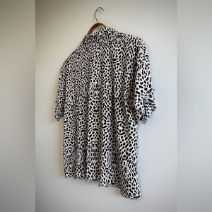 Blusa con estampado de guepardo de Philosophy Anthropologie, dobladillo con flecos, talla L imagen 5