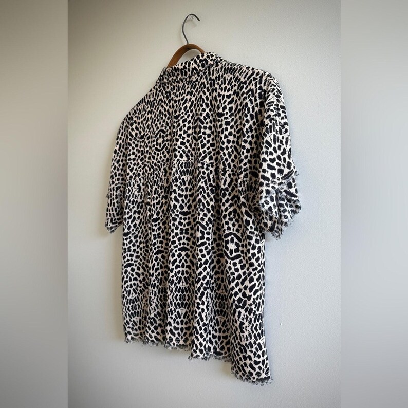 Blusa con estampado de guepardo de Philosophy Anthropologie, dobladillo con flecos, talla L imagen 5