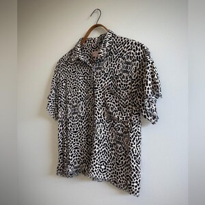 Blusa con estampado de guepardo de Philosophy Anthropologie, dobladillo con flecos, talla L imagen 4