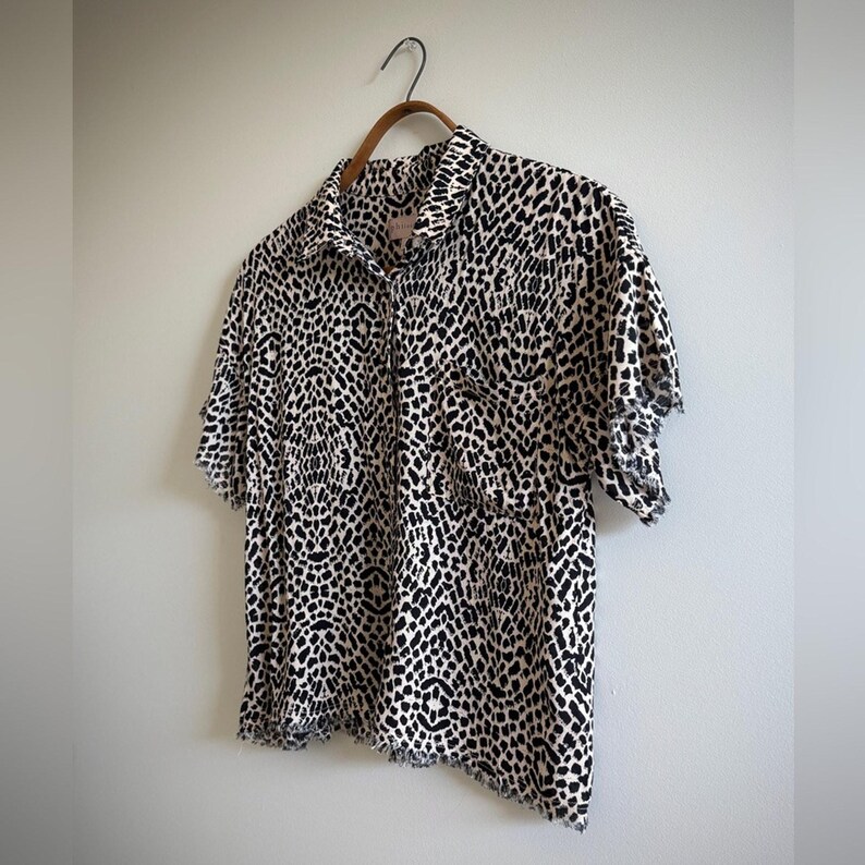 Blusa con estampado de guepardo de Philosophy Anthropologie, dobladillo con flecos, talla L imagen 4
