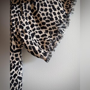 Blusa con estampado de guepardo de Philosophy Anthropologie, dobladillo con flecos, talla L imagen 7