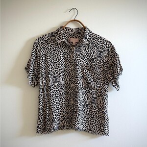 Blusa con estampado de guepardo de Philosophy Anthropologie, dobladillo con flecos, talla L imagen 2