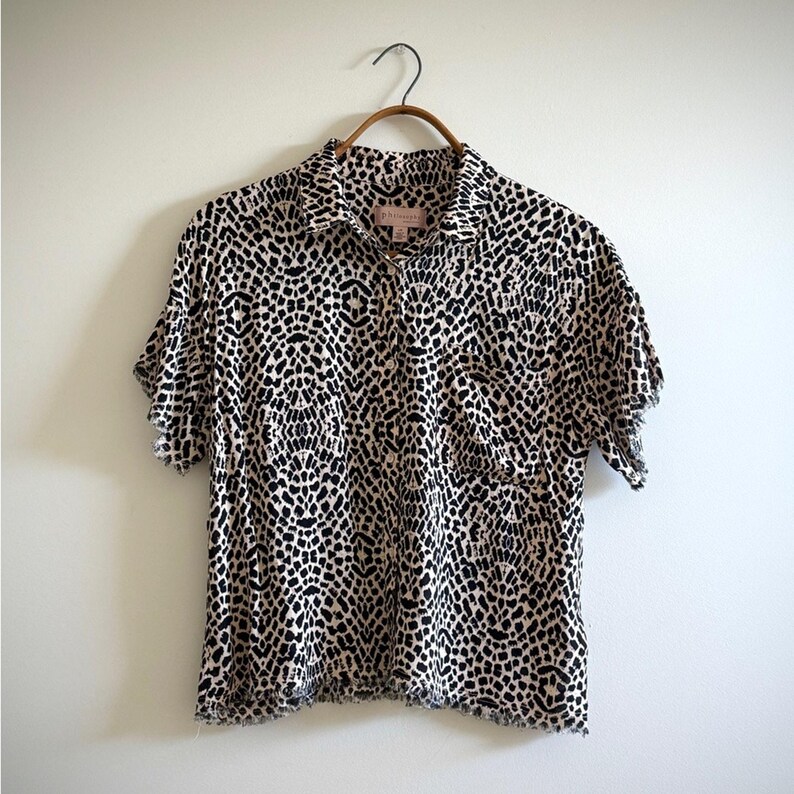 Blusa con estampado de guepardo de Philosophy Anthropologie, dobladillo con flecos, talla L imagen 2