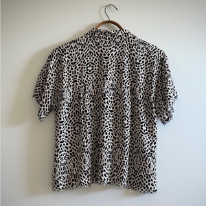 Blusa con estampado de guepardo de Philosophy Anthropologie, dobladillo con flecos, talla L imagen 3