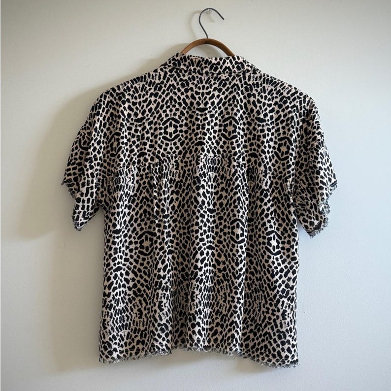 Blusa con estampado de guepardo de Philosophy Anthropologie, dobladillo con flecos, talla L imagen 3