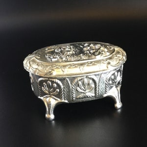 Vintage Silver Trinket Box – Ornate Red Velvet Lined Jewelry Case – Small Ring Holder, Earring Storage, Vanity Décor