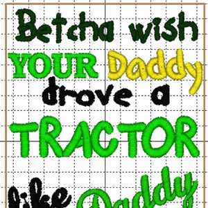 Puede incluir: Texto bordado sobre un fondo de cuadrícula: "Betcha wish YOUR Daddy drove a TRACTOR like my Daddy DOES!" El texto utiliza hilo verde, amarillo y negro en una fuente caprichosa, adecuado para un regalo.
