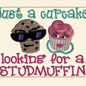 Może przedstawiać: Kreskówkowy cupcake w okularach przeciwsłonecznych i z przebiegłym uśmiechem mówi "Just a cupcake looking for a studmuffin".