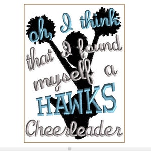 Può includere: Una silhouette nera di una cheerleader con pompon, con il testo "Oh, I think that I found myself a HAWKS Cheerleader" in blu e grigio.