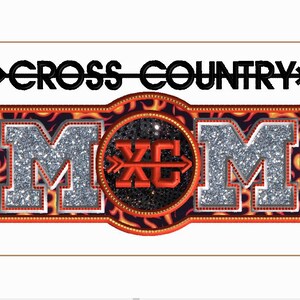 Op de afbeelding: Een rood, wit en zwart cross country "MOM" ontwerp met een zilveren glitterafwerking. Het ontwerp bevat een cirkel met de letters "XC" en een pijl.