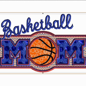 Op de afbeelding: Blauw en oranje geborduurd patch met het woord "Basketball" en de letters "MOM" met een basketbal in het midden.