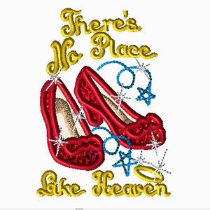Könnte beinhalten: Stickerei mit einem Paar roten, glitzernden Schuhen mit dem Text "There's No Place Like Heaven" in goldenen Buchstaben.