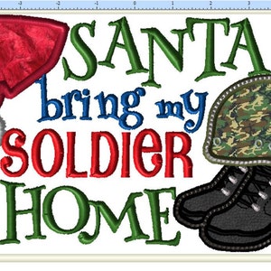 Puede incluir: Diseño bordado con el texto "SANTA bring my SOLDIER HOME". El diseño presenta un gorro de Papá Noel rojo, un casco de camuflaje verde y botas negras.