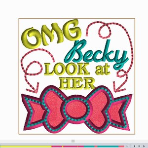 Pode incluir: Desenho bordado com o texto "OMG Becky LOOK at HER" em amarelo, turquesa e rosa. Um laço rosa com detalhes em turquesa e branco está abaixo do texto.