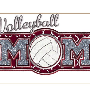 Può includere: Un designo di glitter rosso e argento con la parola "Volleyball" e la parola "MOM" con una pallavolo bianca al centro.