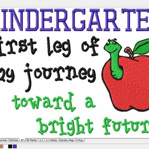 Op de afbeelding: Borduurwerk met de tekst "KINDERGARTEN first leg of my journey toward a bright future!" met een rode appel en een groene worm.