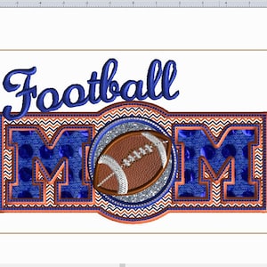 Op de afbeelding: Geborduurd ontwerp met de woorden "Football Mom" en een voetbal in het midden. Het ontwerp is omgeven door een blauw en oranje zigzagpatroon.