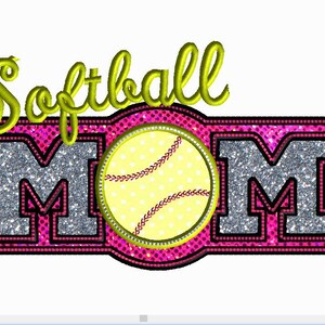 Op de afbeelding: Softball Mom ontwerp met een roze, zilveren en zwarte glitterachtergrond. Het woord "Mom" staat in grote, vetgedrukte letters met een softball in het midden.
